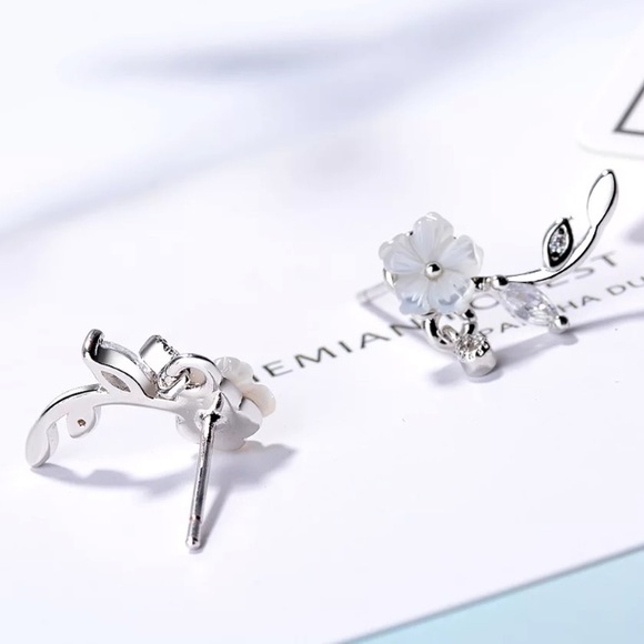 π Sterling Silver 925 Flower Delicate Stud Earrings - Picture 3 of 4